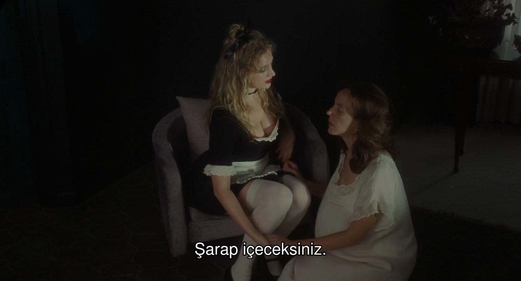 Ev Sahibi Kadın Bebek Bakıcısı Kızı İkna Ediyor Konulu Erotik Film